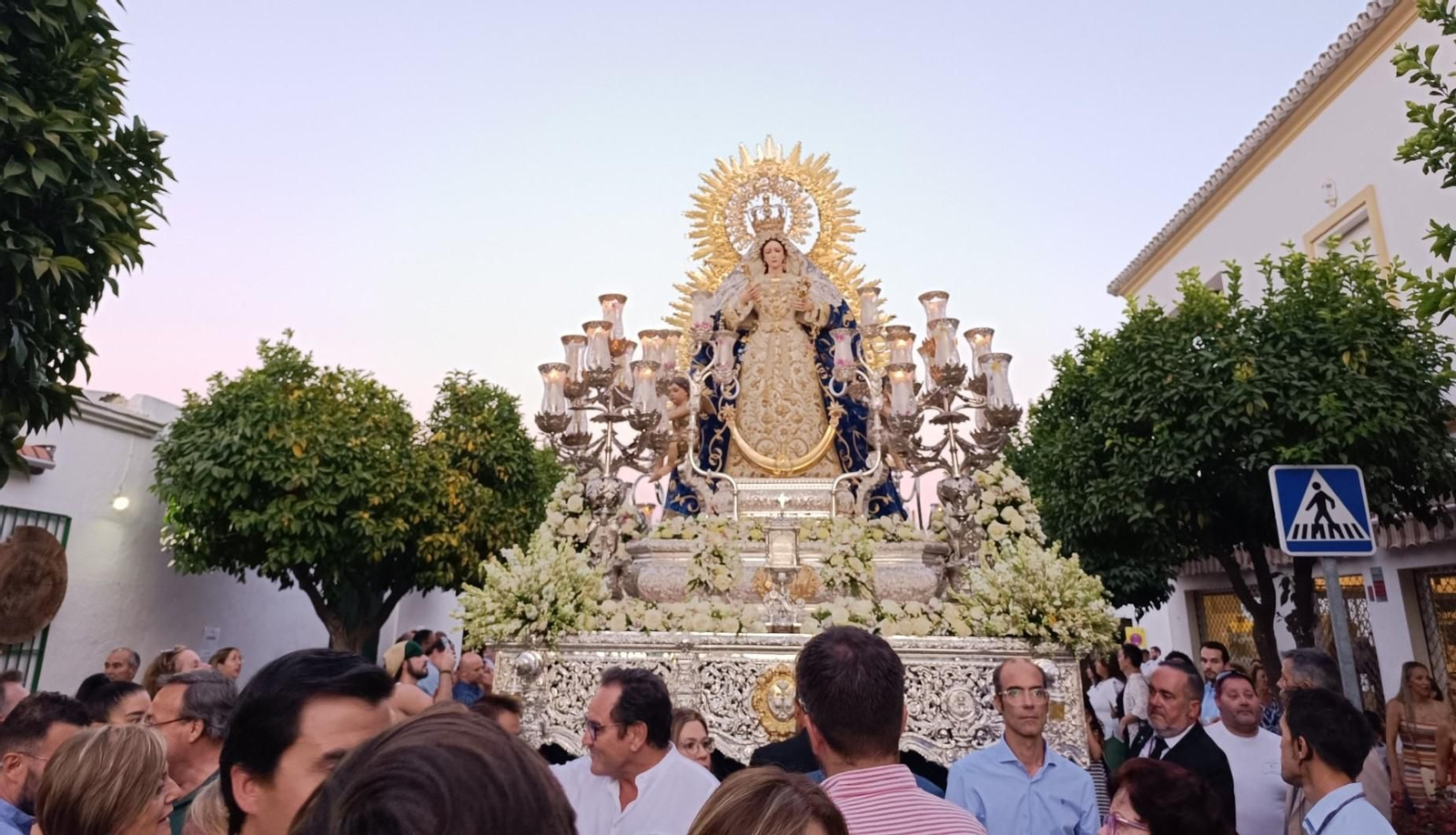 La Virgen de las Angustias recorre esta tarde las calles de Aznalcázar.