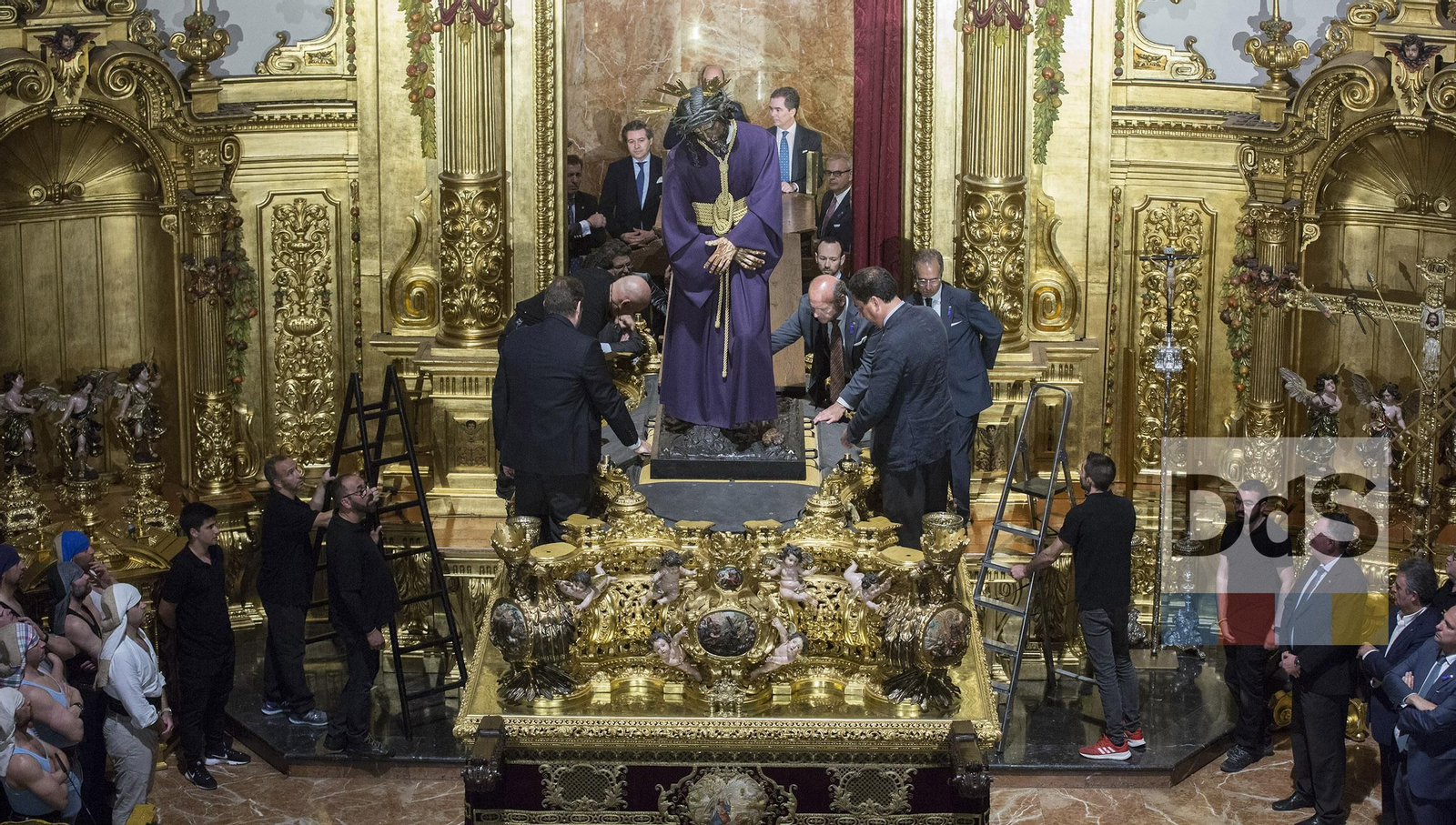 La subida del Señor del Gran Poder a su paso