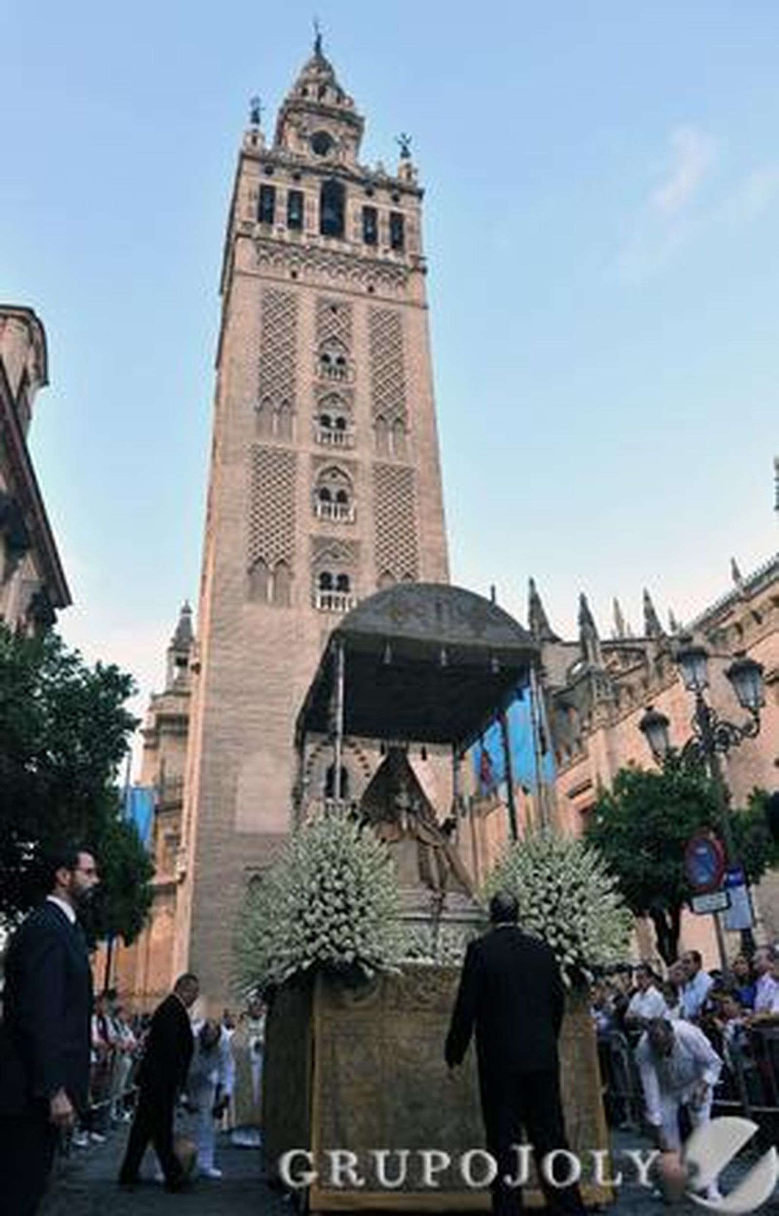 Imagen de la Virgen con la Giralda de fondo. 

Foto: Juan Carlos Vázquez