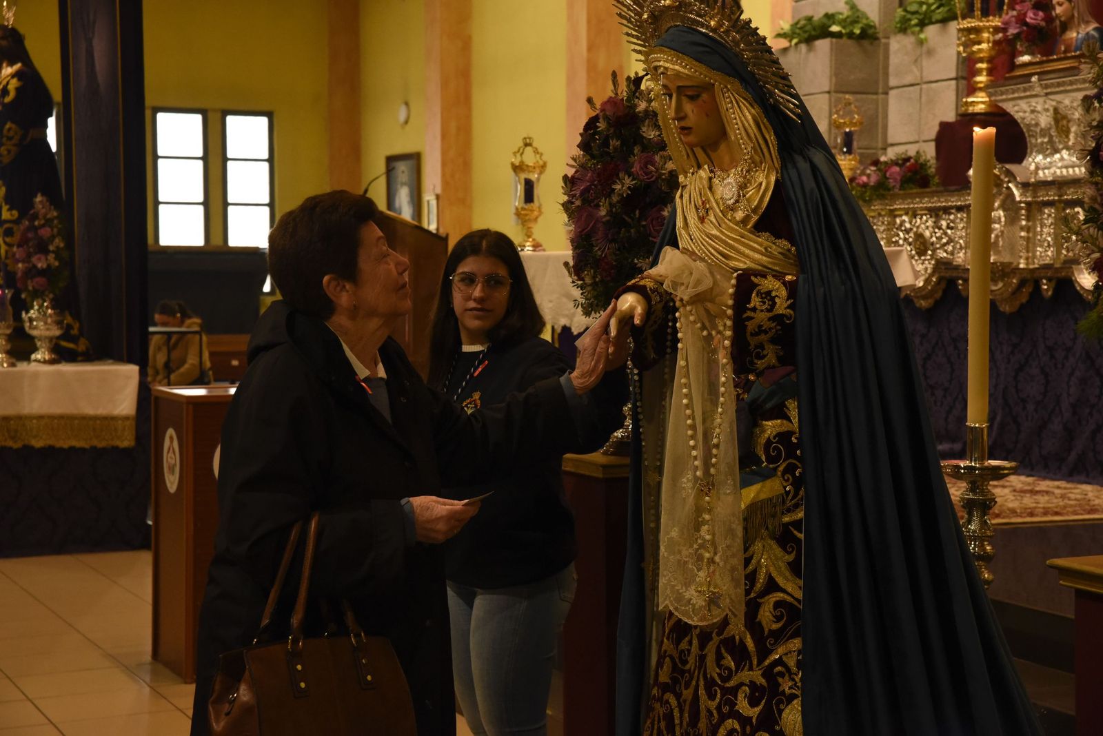 Las fotos del besapié del Medinaceli en la iglesia de Santiago de La Línea