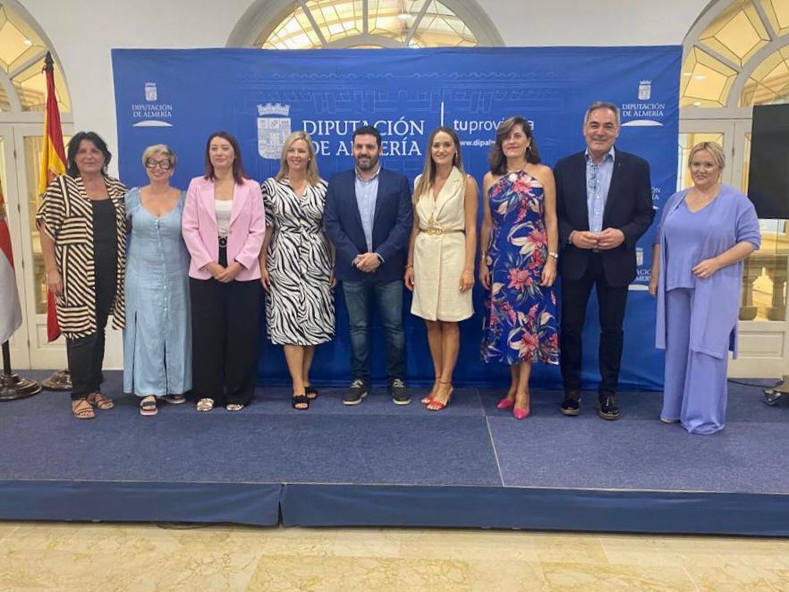 Loly Cruz, de blanco en el centro, junto al resto de diputados provinciales del PSOE.