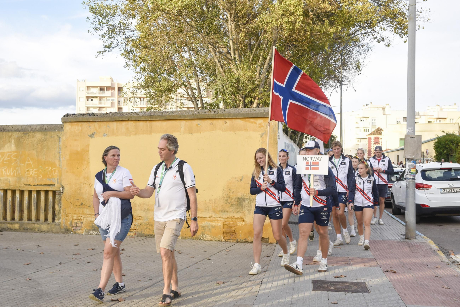 Las fotos del desfile de participantes de la Copa de la Juventud Europea de remo beach sprint de La Línea