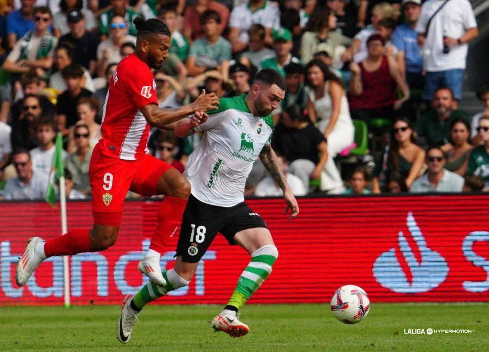 Luis Suárez busca recuperar un balón en el duelo contra el Racing.