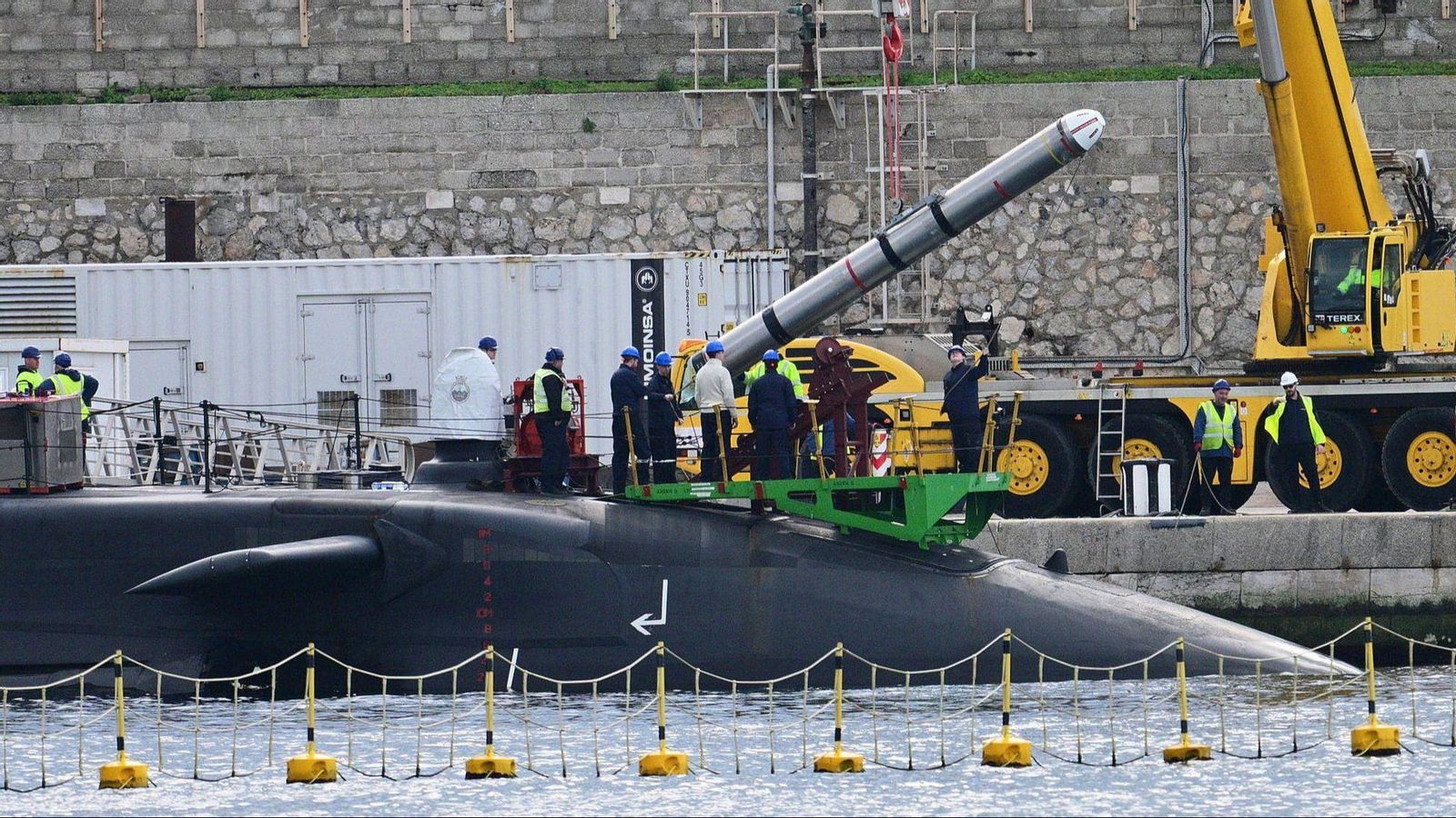 Un misil Tomahawk es llevado al submarino 'Anson GBC', en febrero de este año. Un misil Tomahawk es llevado al submarino 'Anson GBC', en febrero de este año.