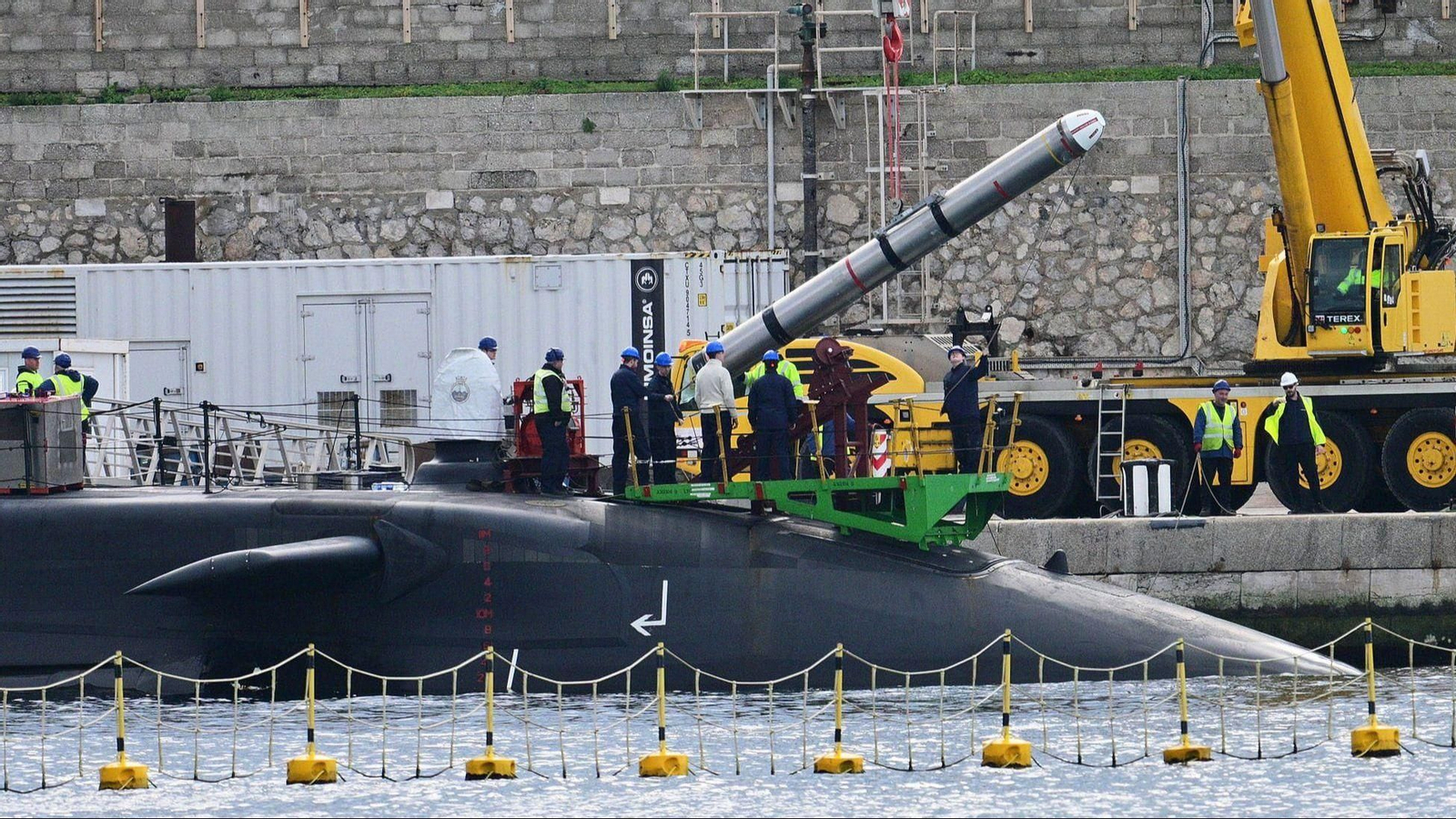 Un misil Tomahawk es llevado al submarino 'Anson GBC'. Un misil Tomahawk es llevado al submarino 'Anson GBC'.