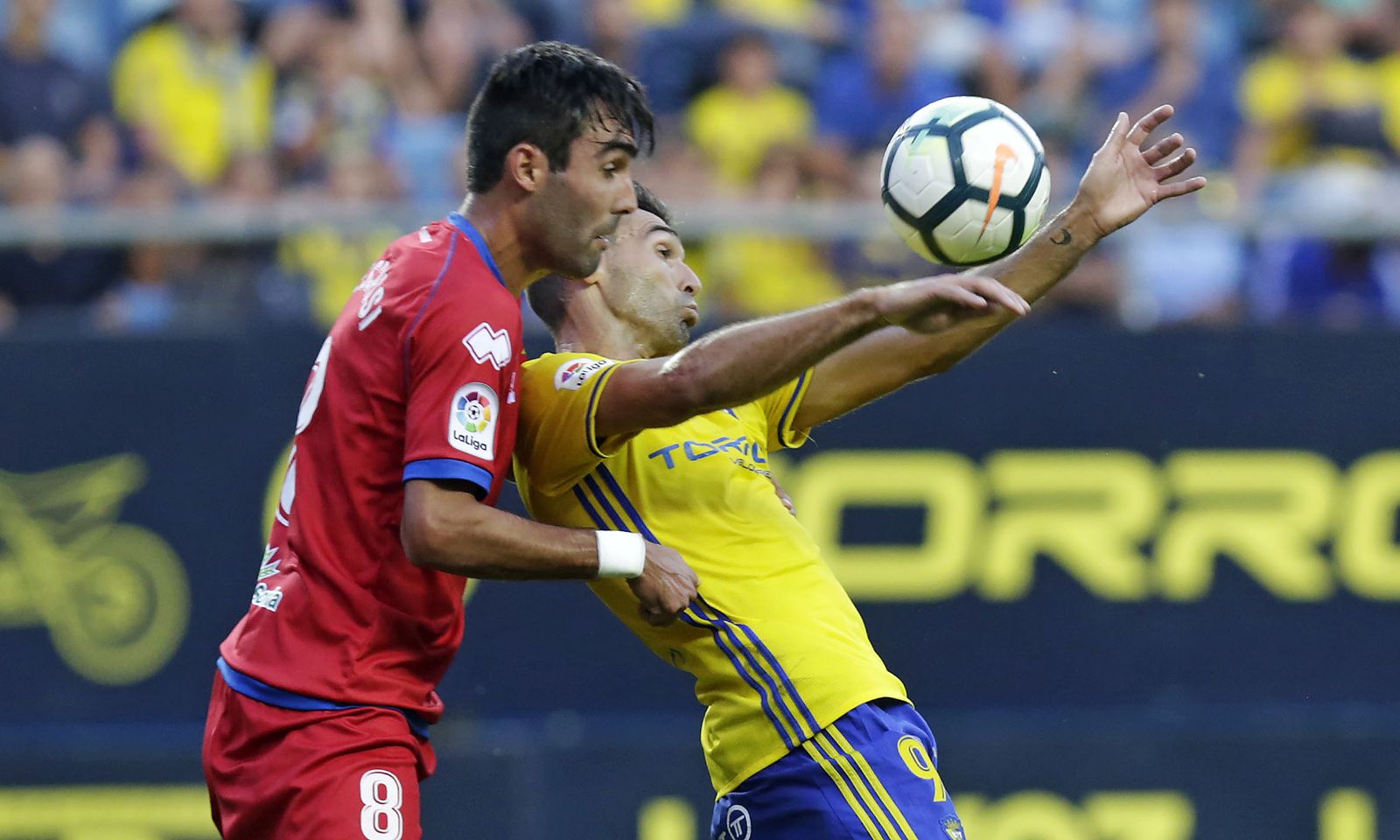 Barral intenta amortiguar el esférico en el Cádiz-Numancia más reciente.