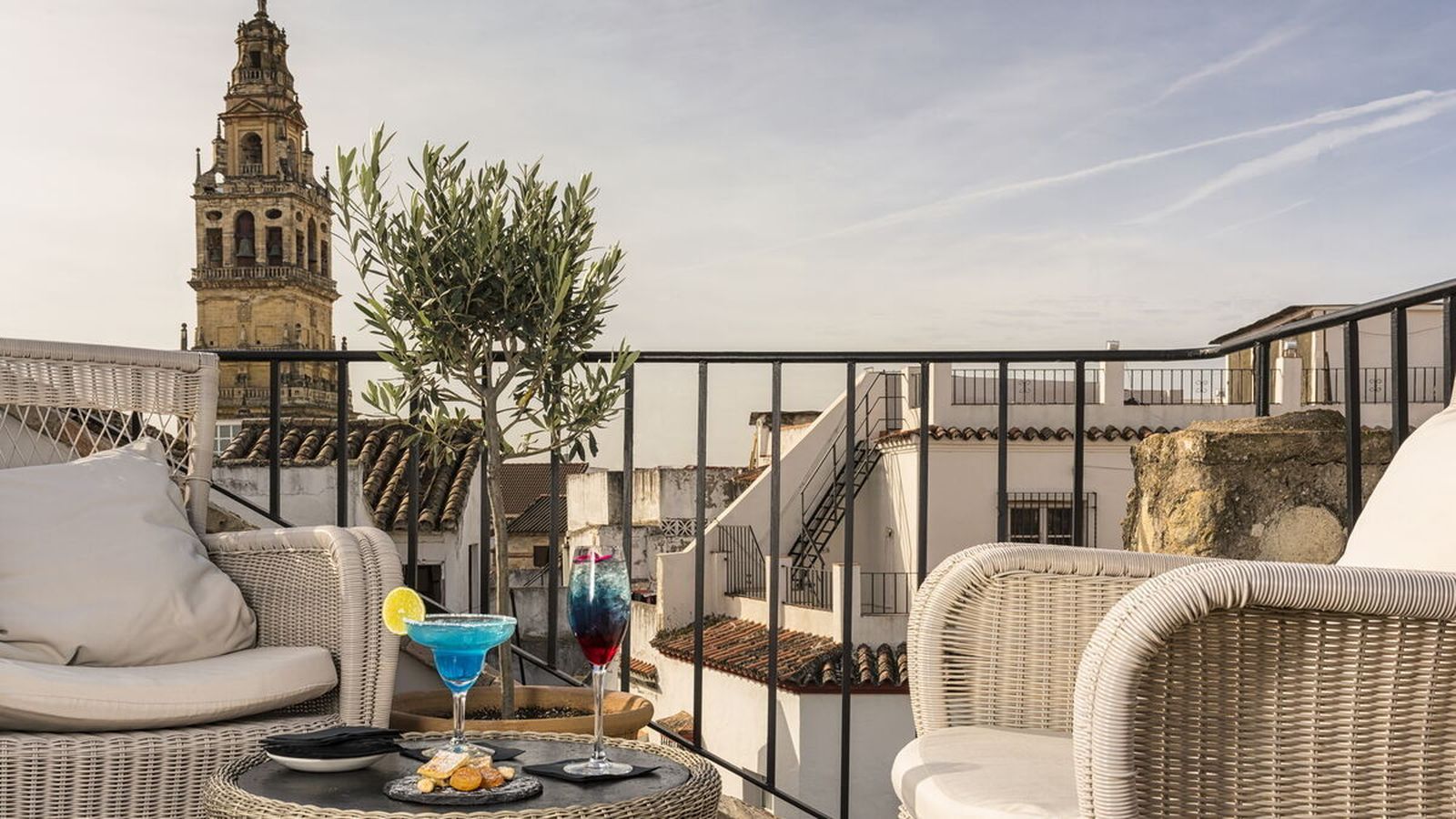 Disfrutar de un cóctel des la terraza de Pairi Daeza es un auténtico lujo