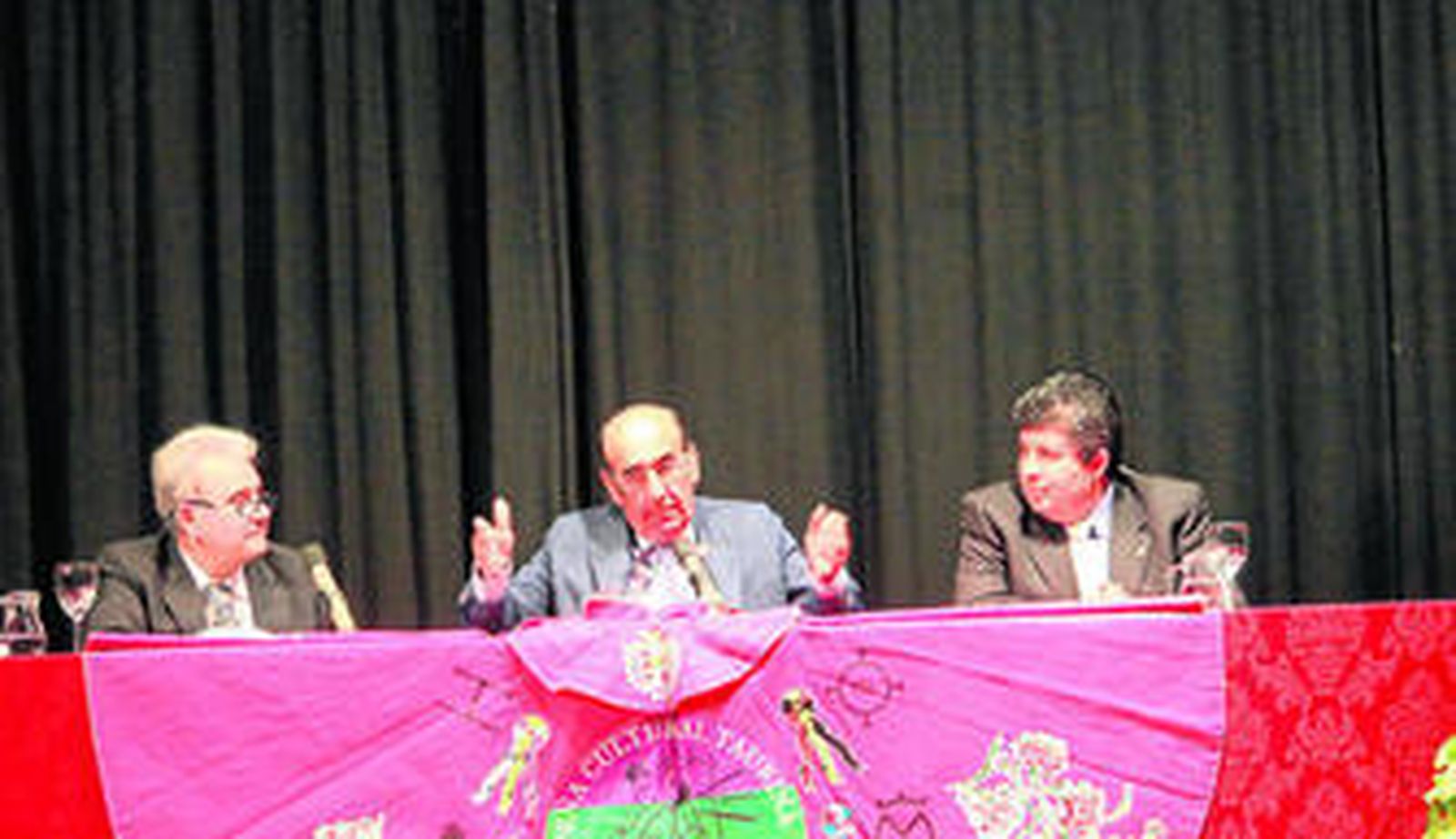 1. Adolfo Martín, durante su intervención en el repaso a la temporada 2015 que realizó desde la mesa de invitados, acompañado de José Ángel Ruciero y de Juan Esteban, presidente de la peña La Divisa. 2. El ganadero, recogiendo el  VI Premio Nacional de Tauromaquia. 3. Una imagen del trofeo instituido por la peña triguereña 4. Domingo Prieto, Pepe Ruciero, Adolfo Martín, Juan Esteban y el ganadero triguereño Fernando Cuadri, antes de comenzar el acto.