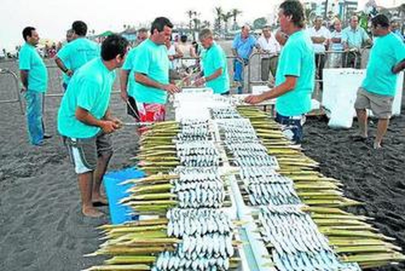 1. Saca de corcho en la localidad sevillana de Las Navas de la Concepción. 2. Una estampa de la Romería del Cristo del Paño que se celebra en Moclín (Granada). 3. Almadraba en Conil de la Frontera, uno de los sitios de la costa de Cádiz donde se sigue practicando este arte pesquero. 4. Puesto de espetos de sardinas en Torre del Mar (Málaga). 5. Mosaico elaborado en el pueblo cordobés de Carcabuey para sus fiestas del Corpus.
