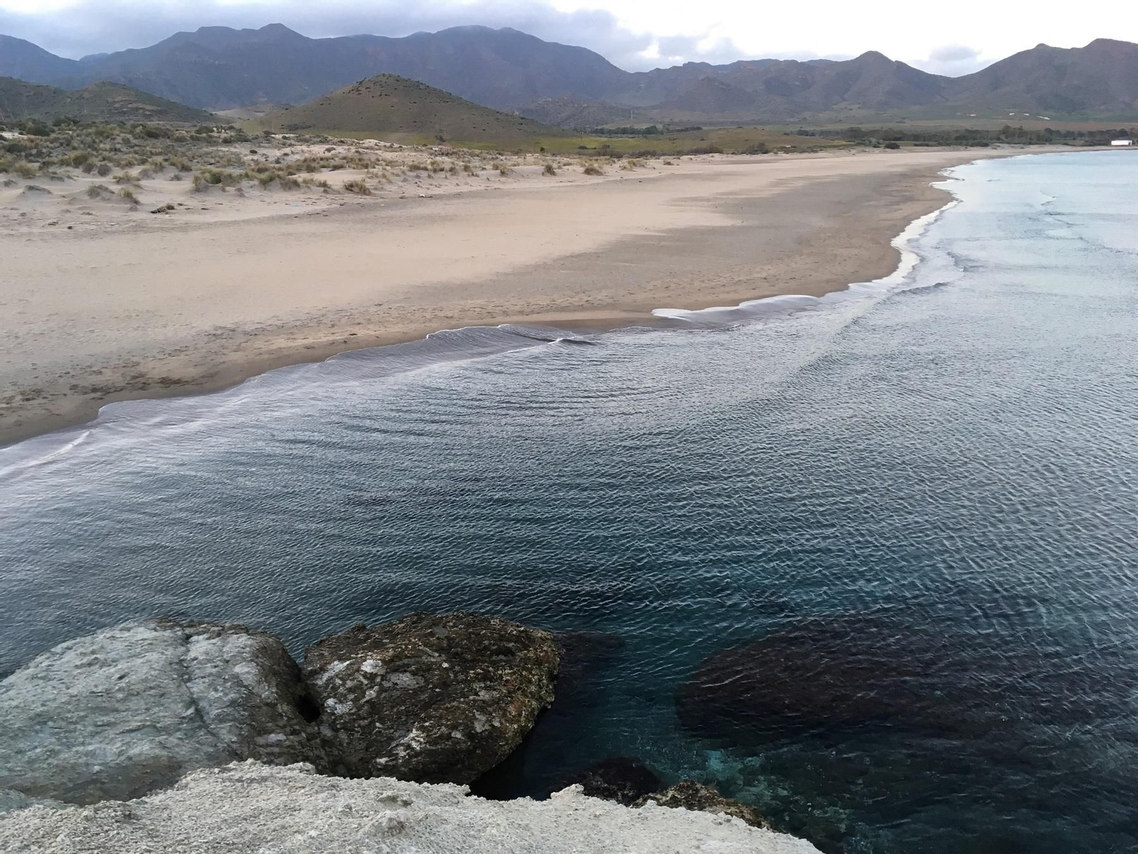El cuerpo ha sido hallado en la conocida como Cala Príncipe, próxima a la playa de Genoveses.