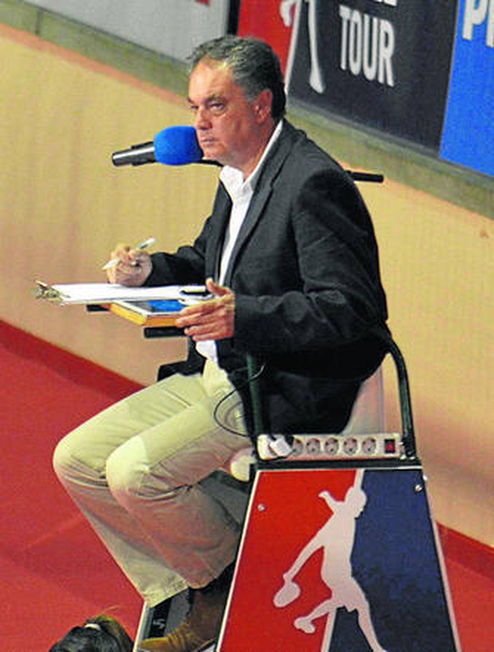 Alberto García Trigo, en su silla de juez árbitro durante el torneo isleño.