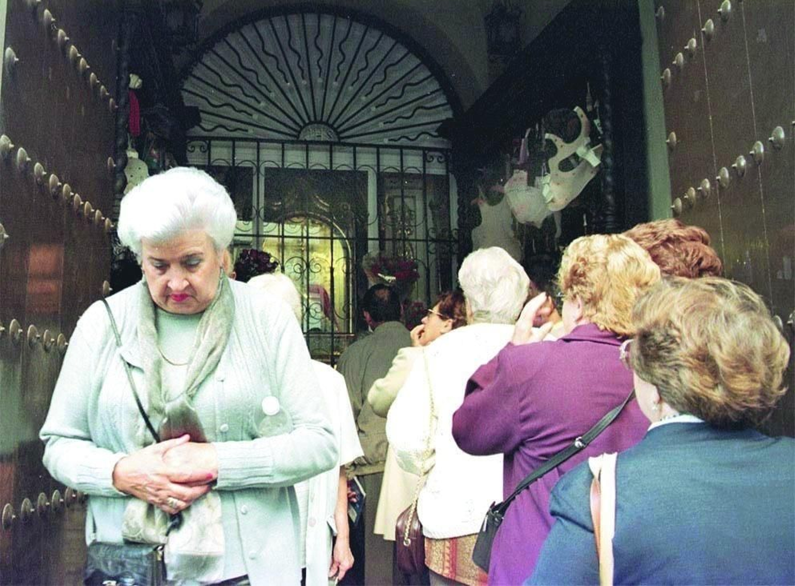 Muchas mujeres se acercan a dirigir su oración al Señor de la Puerta Real. Muchas mujeres se acercan a dirigir su oración al Señor de la Puerta Real.