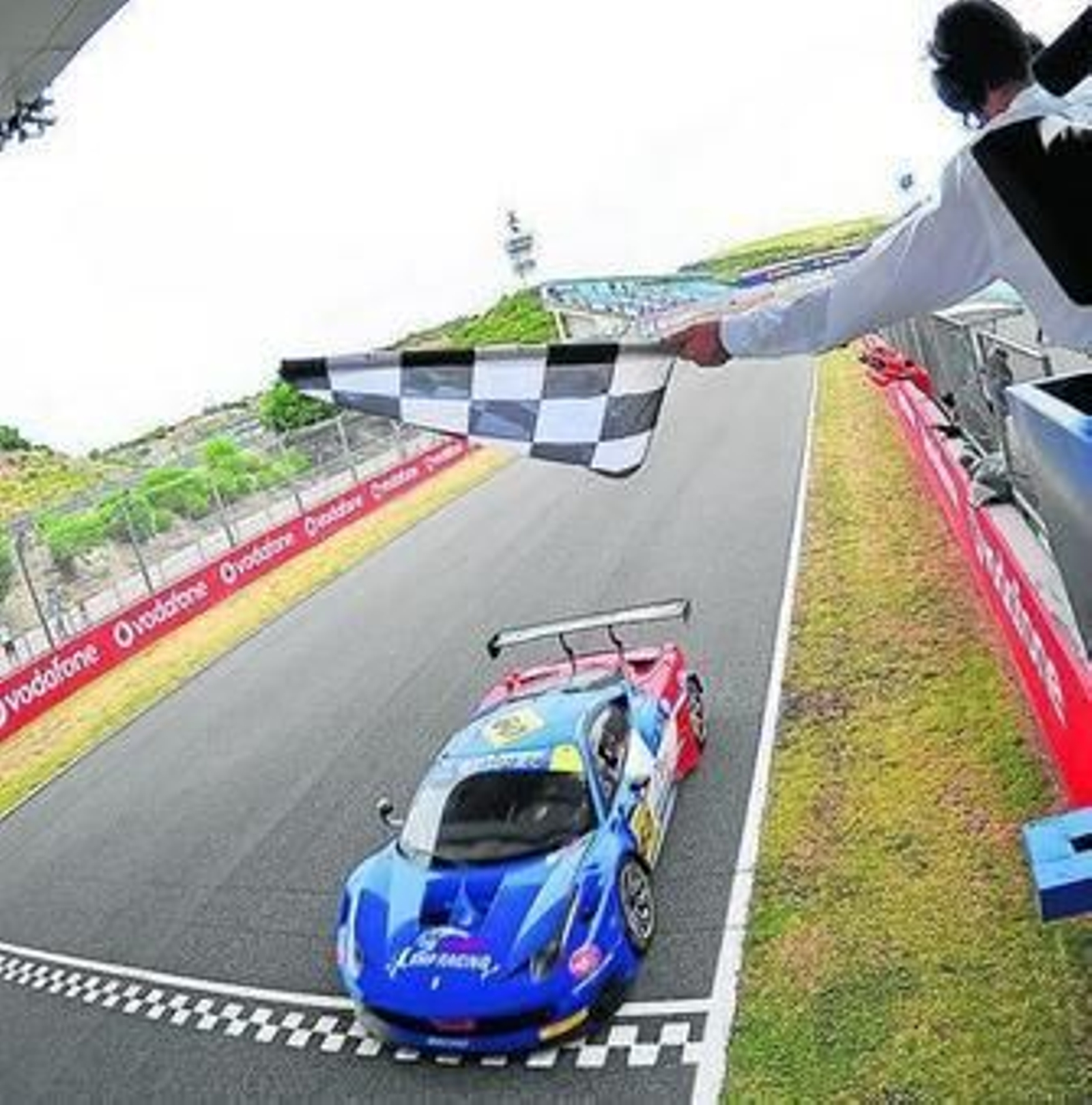 Bandera a cuadros para los vencedores de G.T. al pasar por línea de meta.