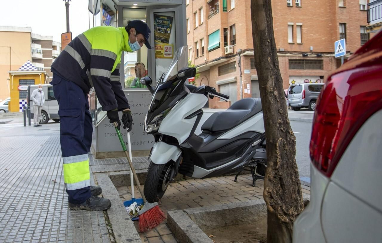 Un operario municipal, durante la limpieza de la ciudad. Un operario municipal, durante la limpieza de la ciudad.