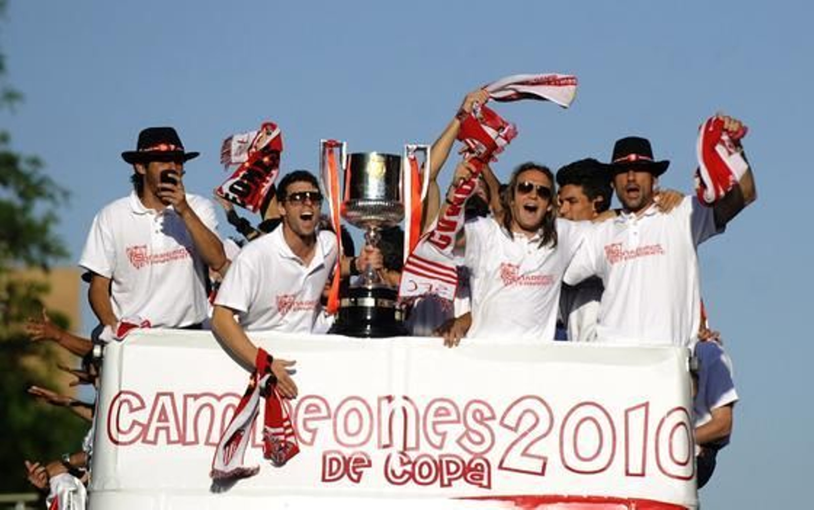 El Sevilla recorre la ciudad para festejar con sus aficionados el título de la Copa del Rey.

Foto: Agencias