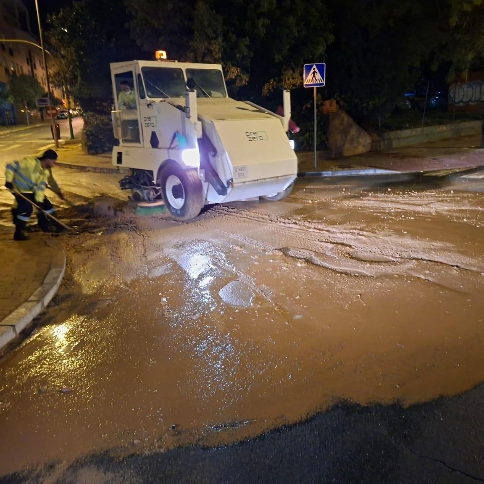 Operarios trabajando durante la borrasca.