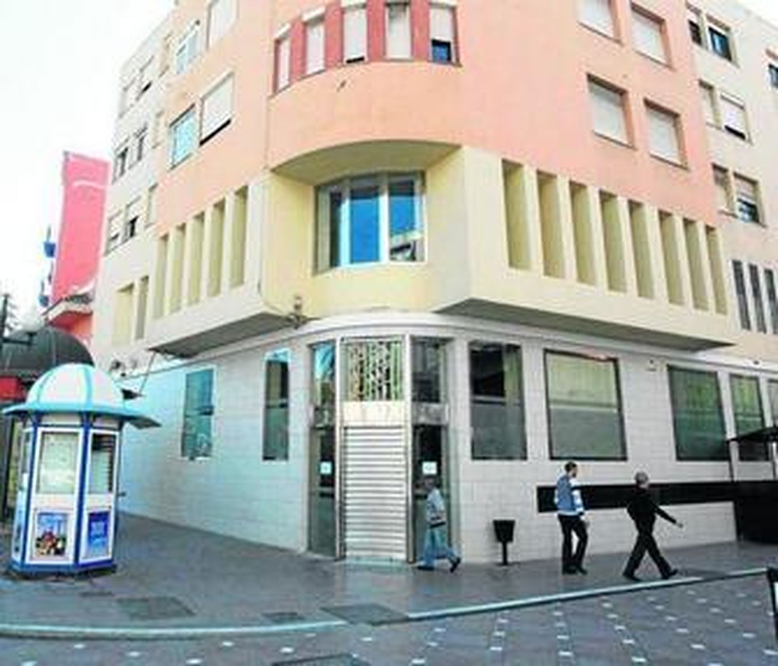 Edificio del servicio de Recaudación de La Línea, con cuyo Ayuntamiento renovará el convenio la Diputación.