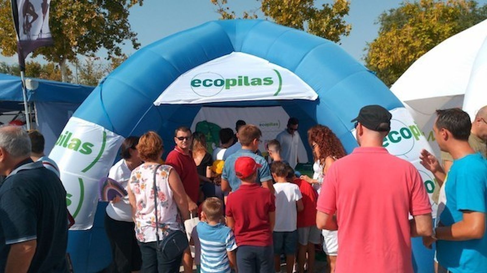 Iglú de Ecopilas en la llegada de la Vuelta 2018 a Roquetas de Mar.