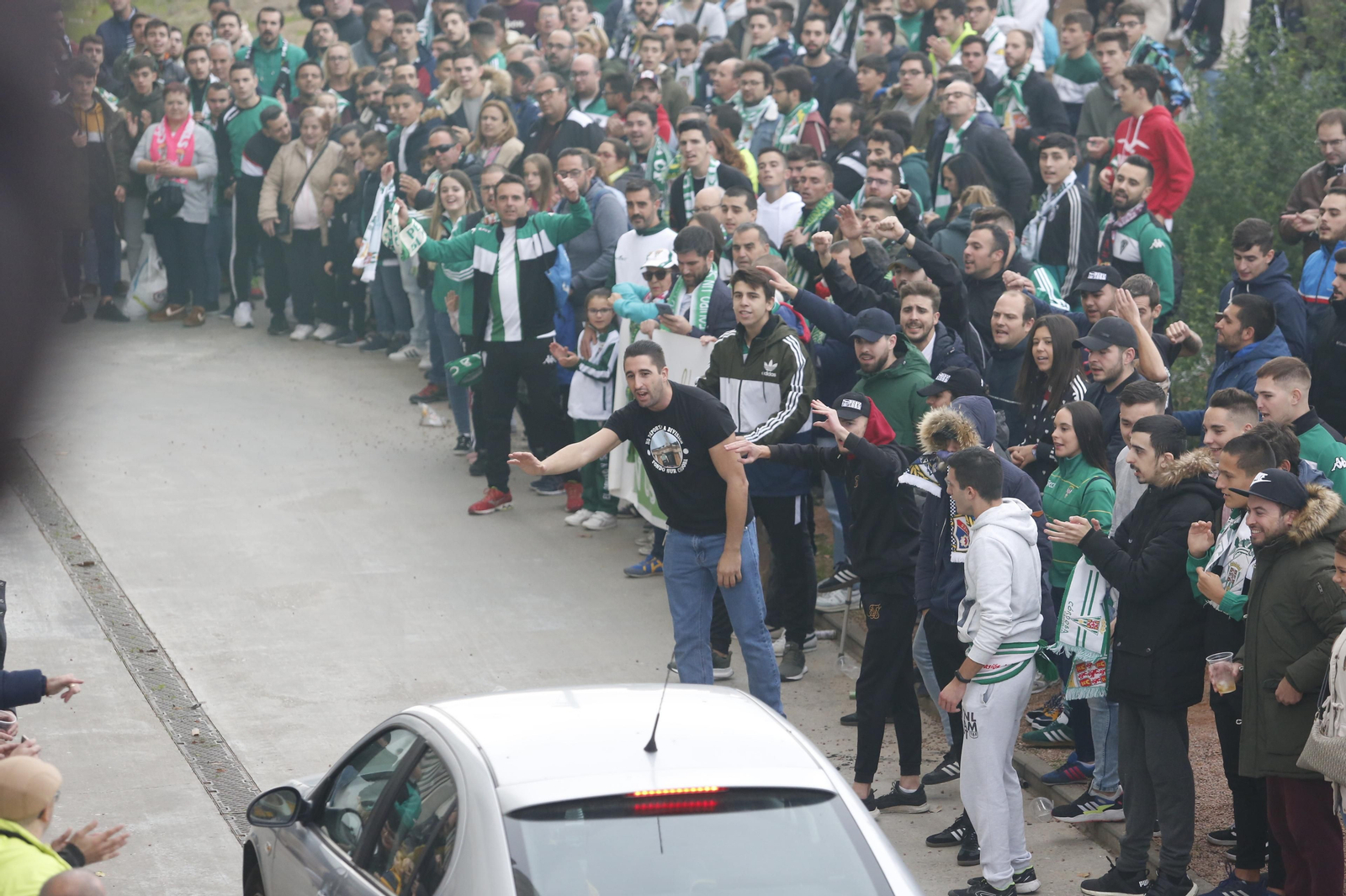 La afición del Córdoba recibe a sus jugadores y clama contra Jesús León