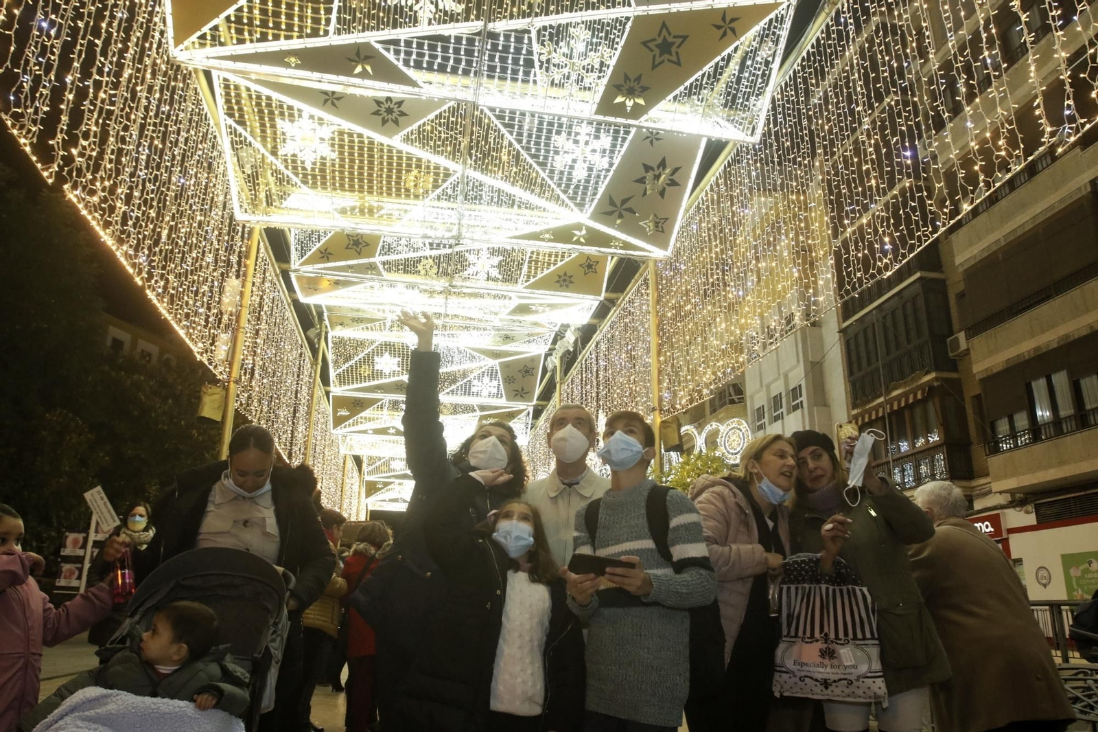 El encendido del espectacular alumbrado navideño de Puente Genil, en fotografías