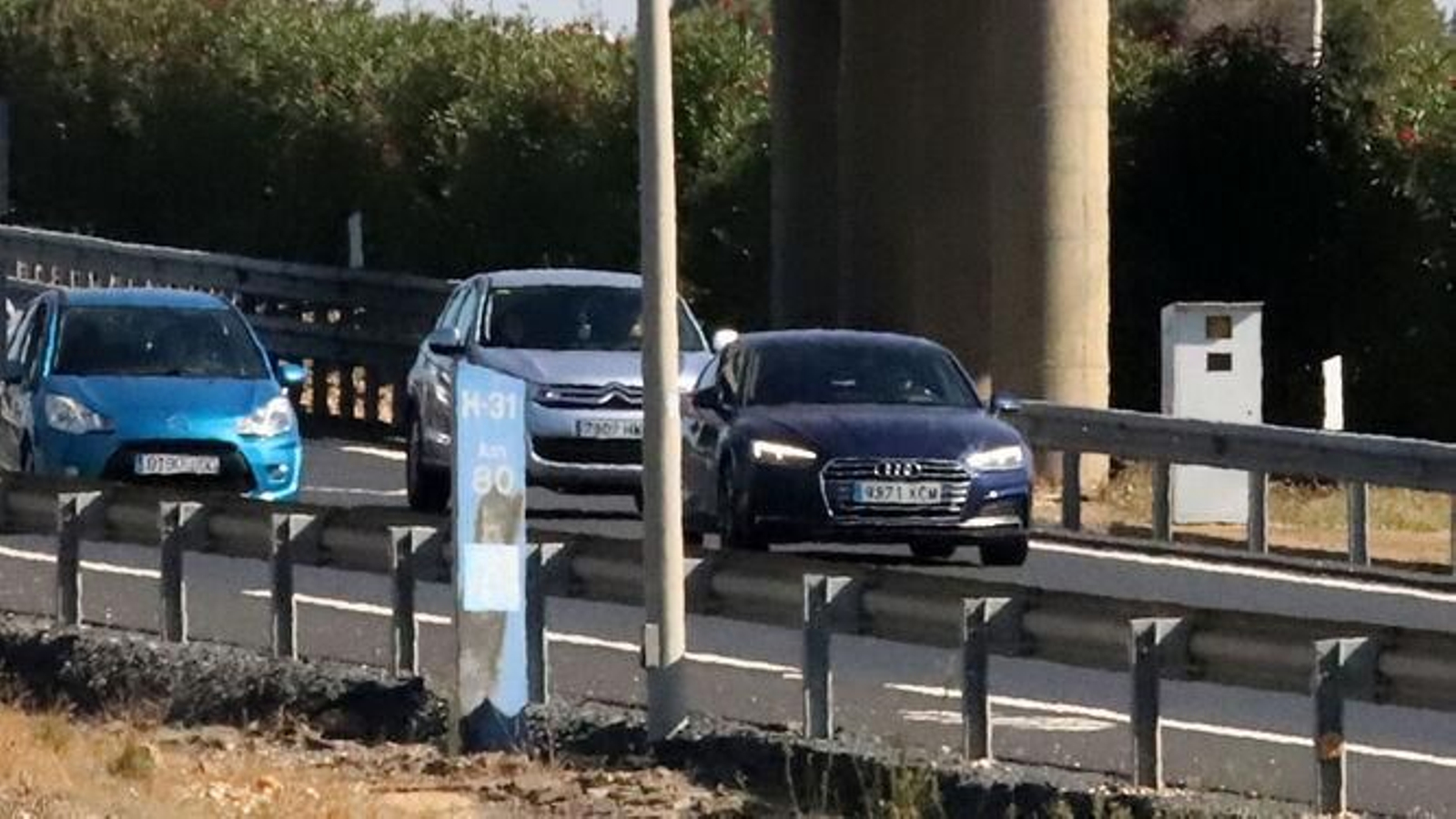 Varios vehículos pasan ante el radar de la H-31.