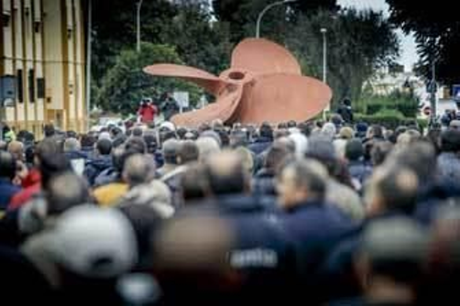 La plantilla del astillero puertorrealeño, a su llegada al centro del municipio en la mañana de ayer. /Julio González