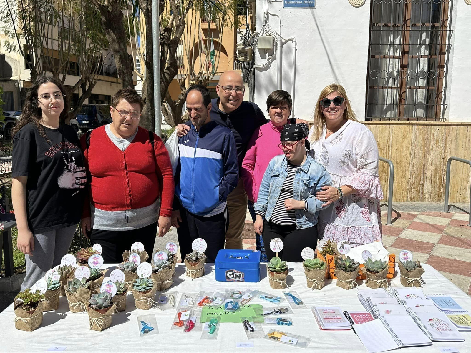 Los usuarios del Centro Ocupacional Virgen del Río colocan el puesto junto al Ayuntamiento de Huércal-Overa.
