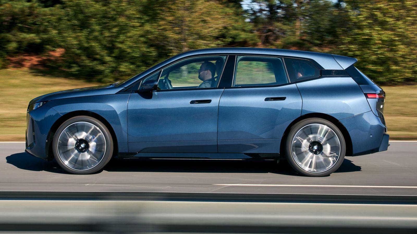 No sólo aumenta la potencia de las tres versiones del BMW iX, sino que también se incrementa la autonomía con baterías de mayor capacidad en todos los casos.