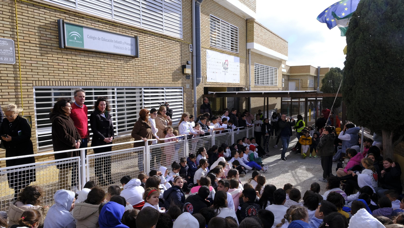 Imágenes de la carrera infantil contra el cáncer en el CEIP Francisco de Goya