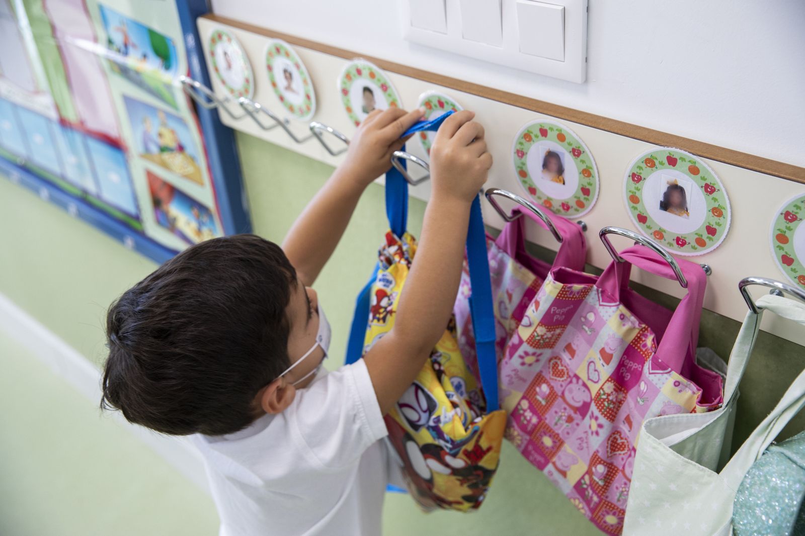 Un alumno cuelga su mochila al llegar al colegio.