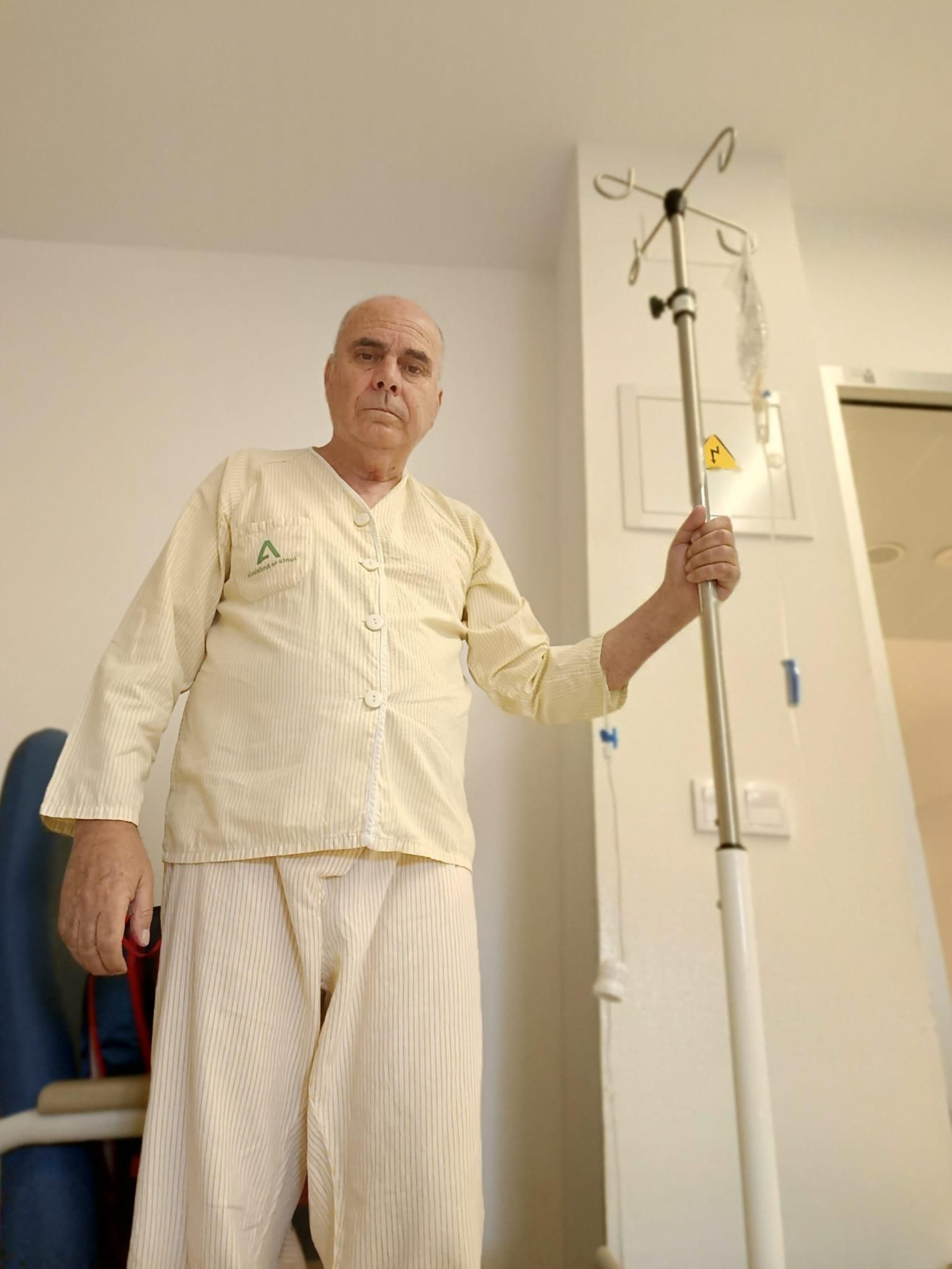 El paciente con el suero, en el Hospital Clínico.