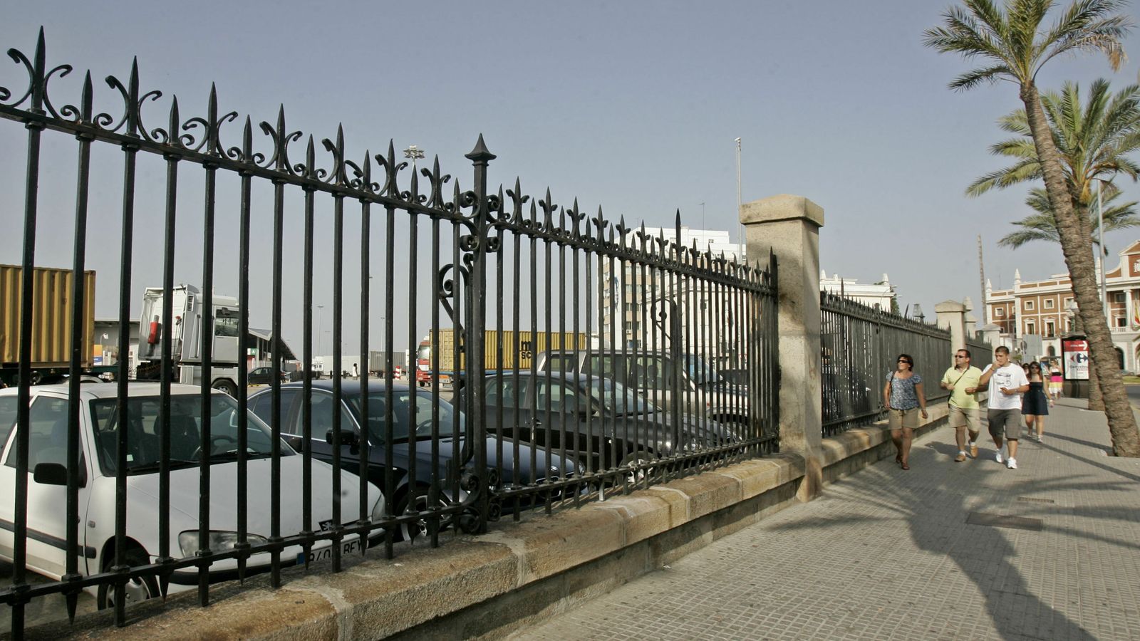 La verja que separa el puerto de la ciudad