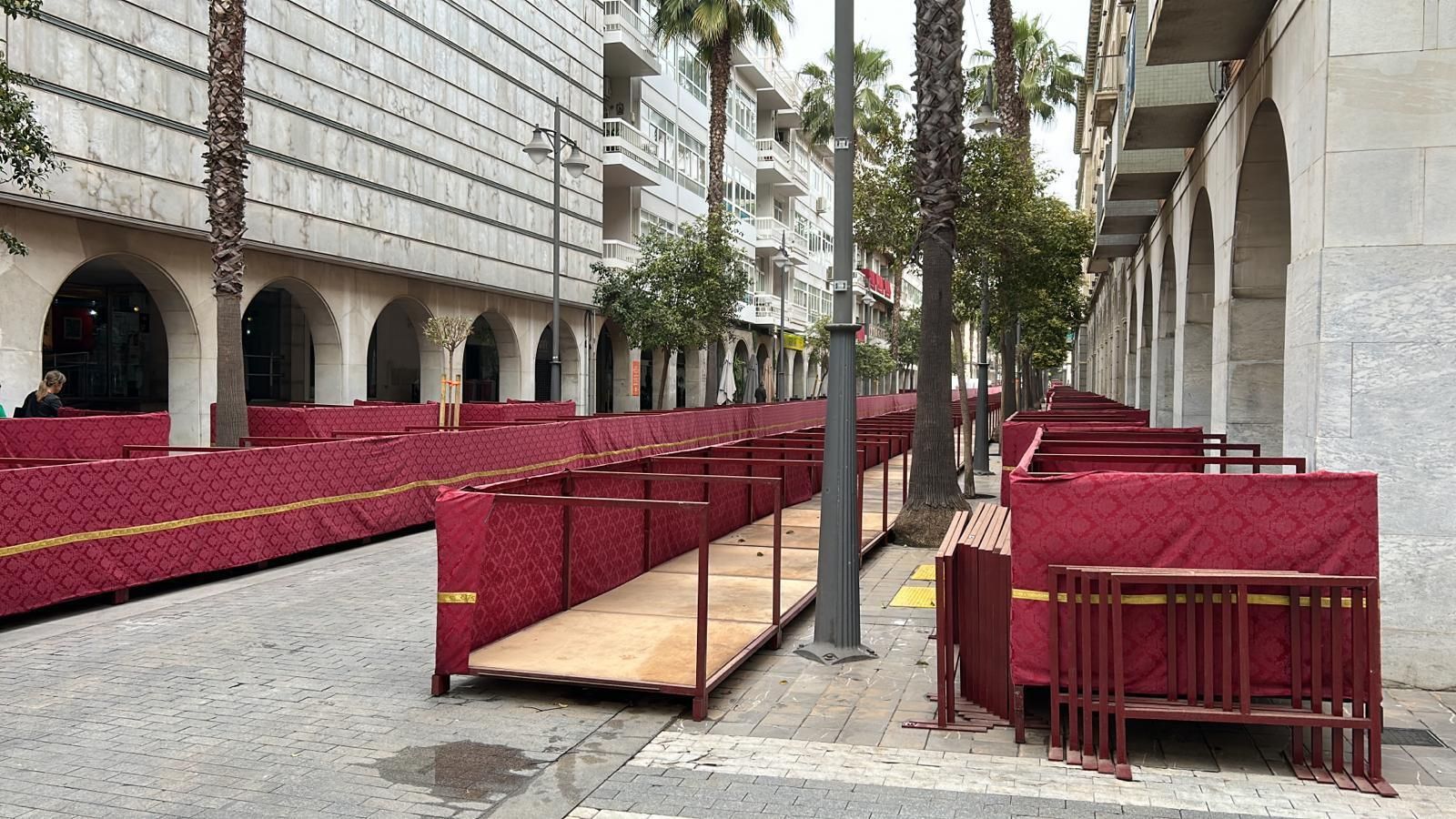 Las telas en los palcos de la Carrera Oficial recién colocadas