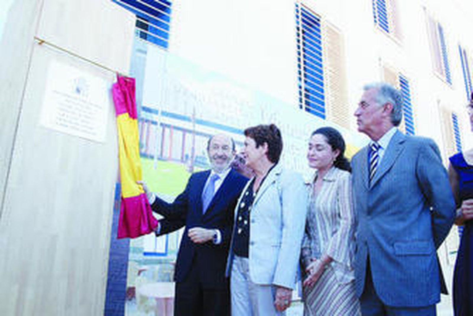 Momento en el que el ministro descubre la placa conmemorativa, junto a Galloso y a la alcaldesa accidental.