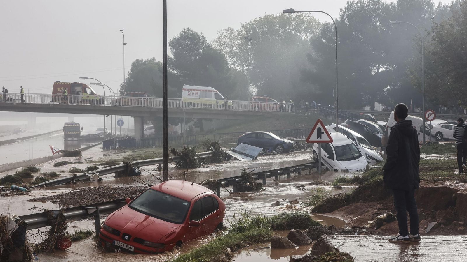 Así han quedado las calles de Valencia: desolación, barro y coches amontonados