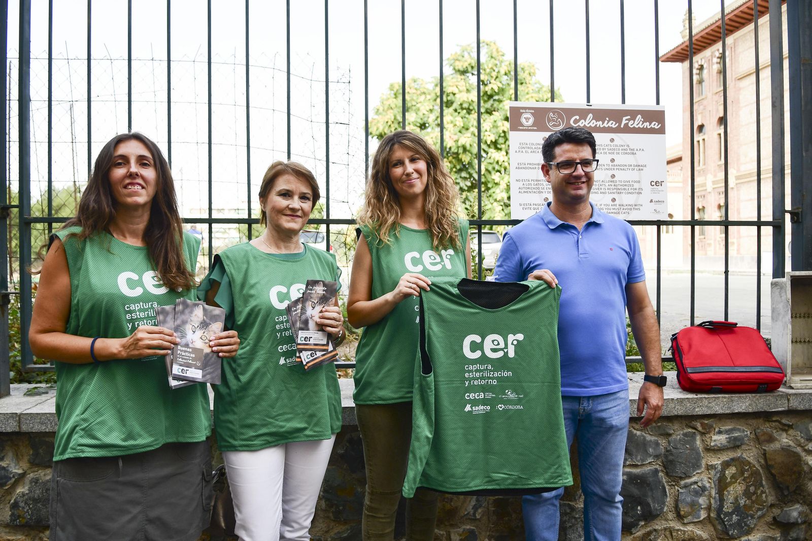 Pedro García junto a representantes de las protectoras cordobesas que participan en el proyecto.