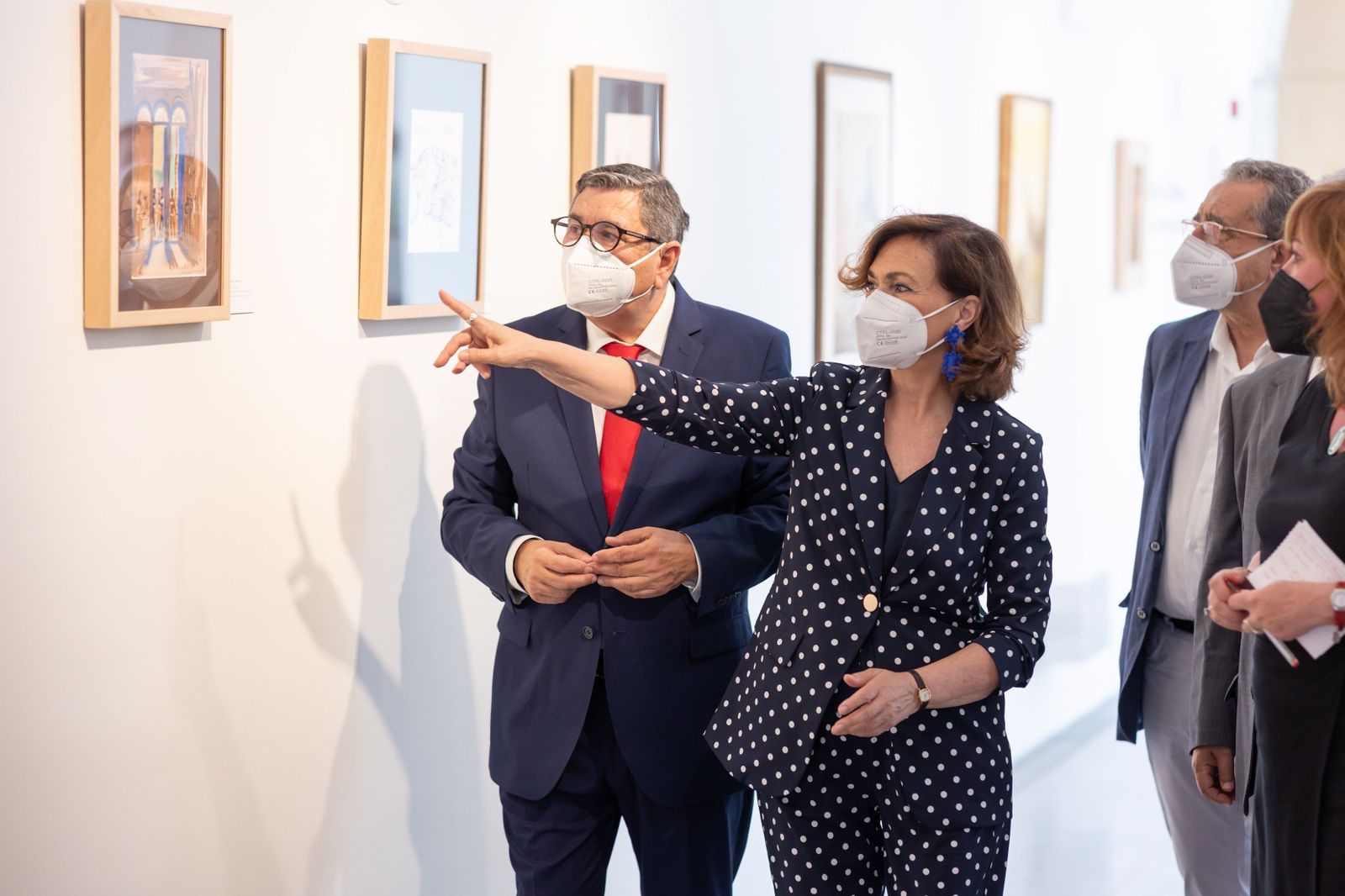 Visita a la exposición del pintor Ginés Liébana tras inaugurar el curso ‘María Zambrano, hoy’.