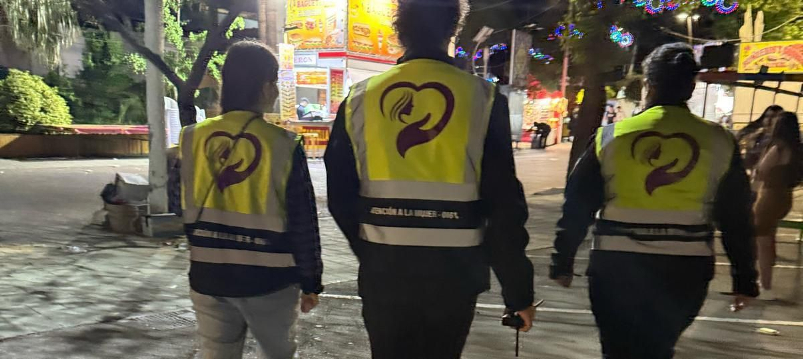 Trabajadoras del Equipo de Atención a la Mujer en una intervención