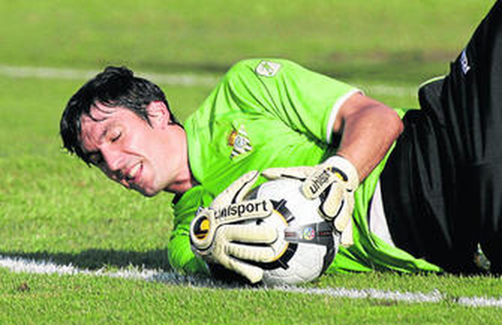 Goitia atrapa un balón a ras de césped en el entrenamiento.