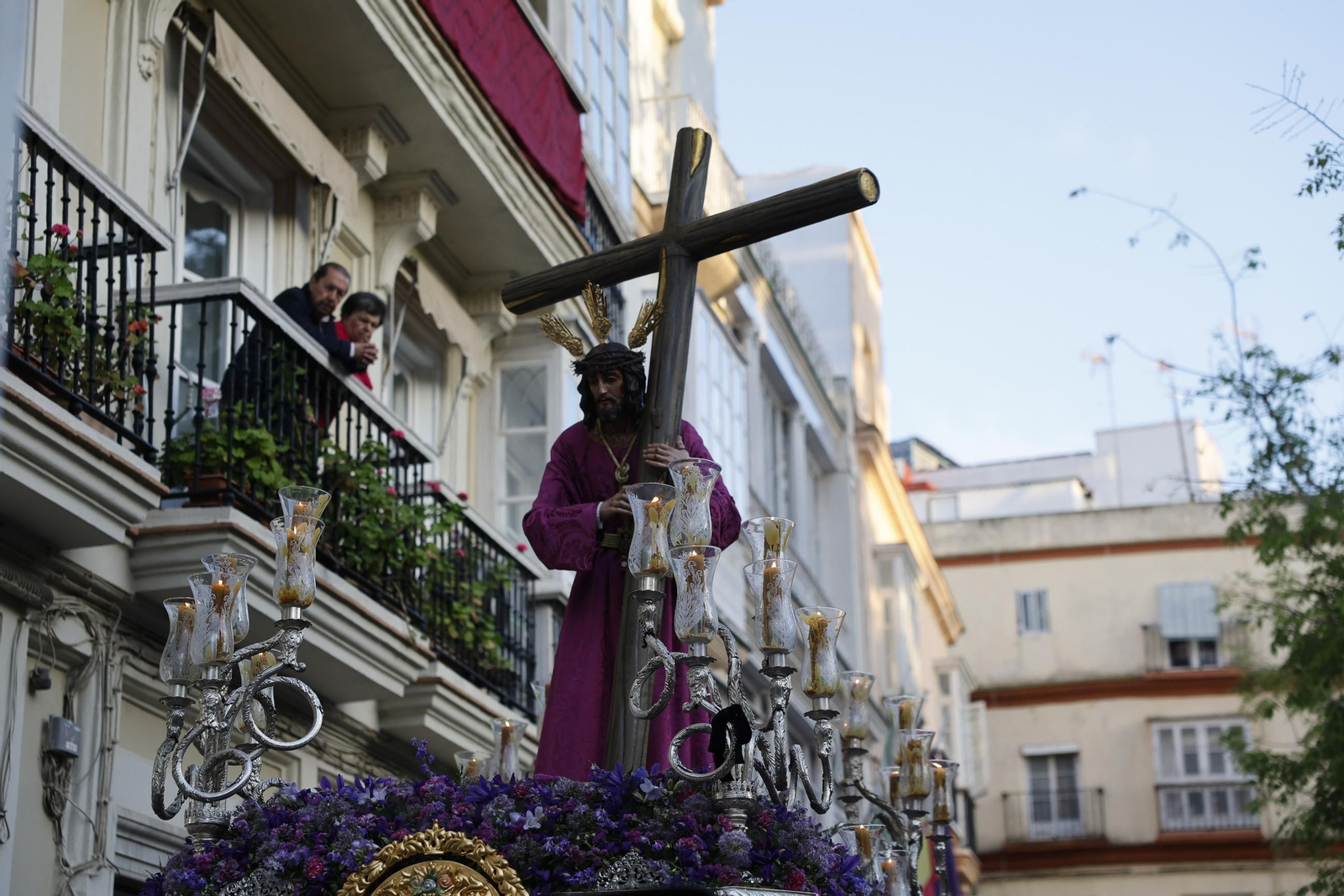 Imágenes de la salida del Nazareno de la Obediencia en la Semana Santa de Cádiz 2025