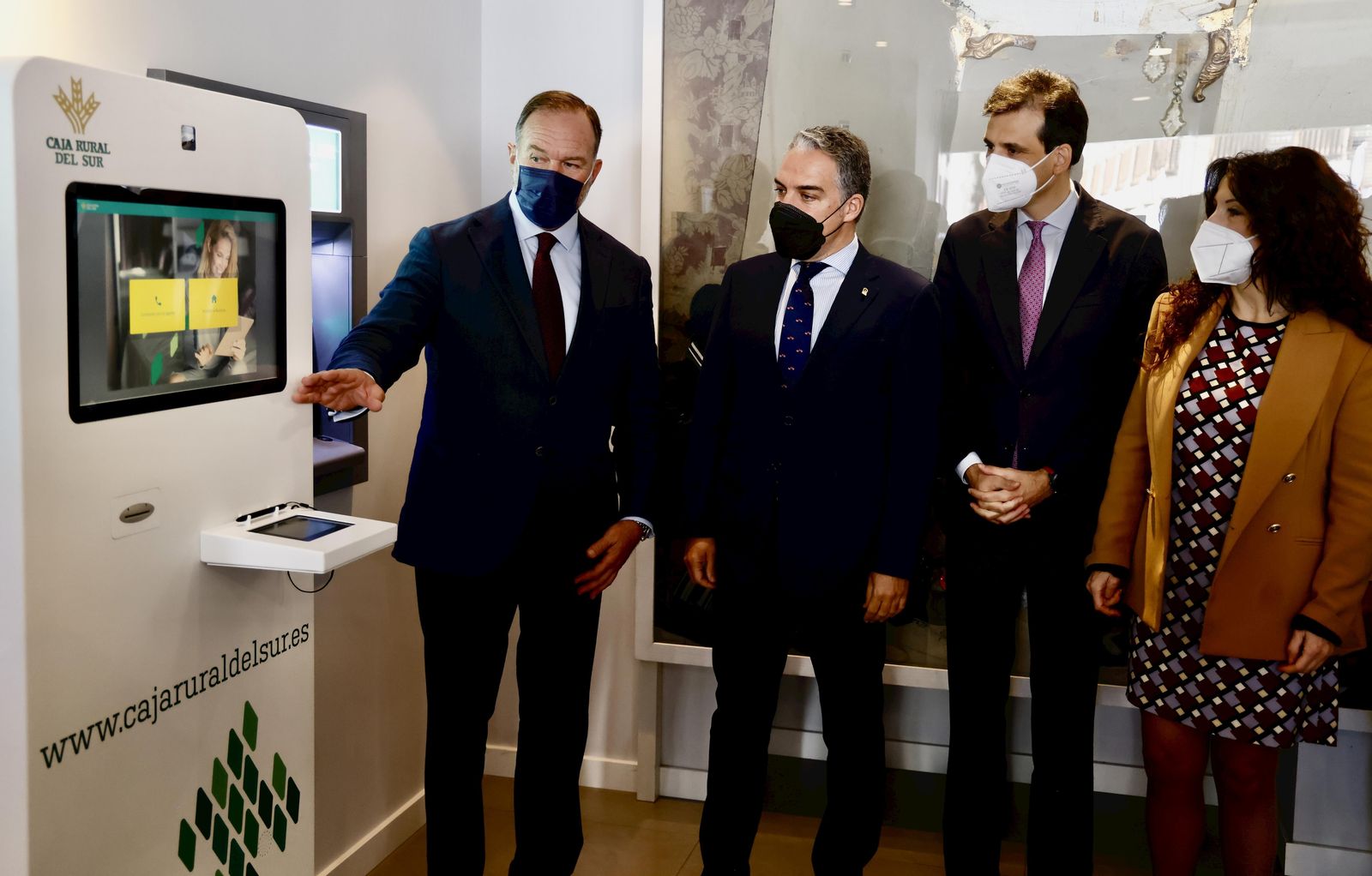 José Luis García-Palacios, Elías Bendodo, Rafael Alcaide y Rocio Ruiz, junto al la oficina virtual