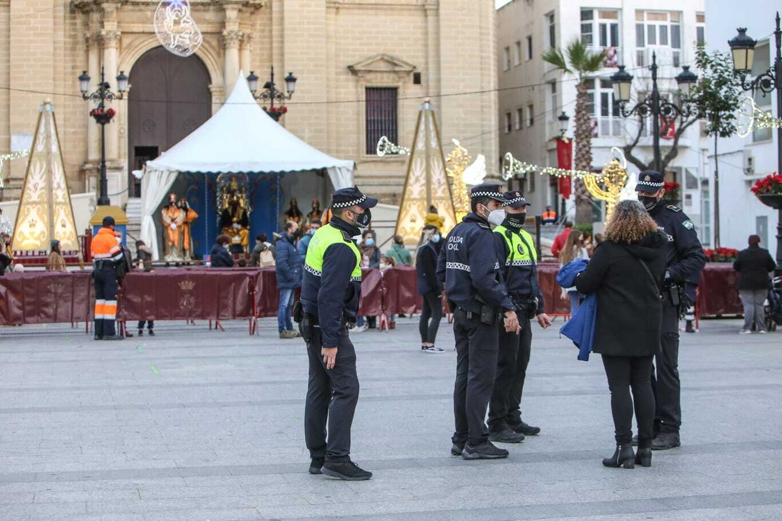 Agentes de la Policía Local y miembros de Protección Civil en torno a la recogida de cartas en la Plaza Mayor.