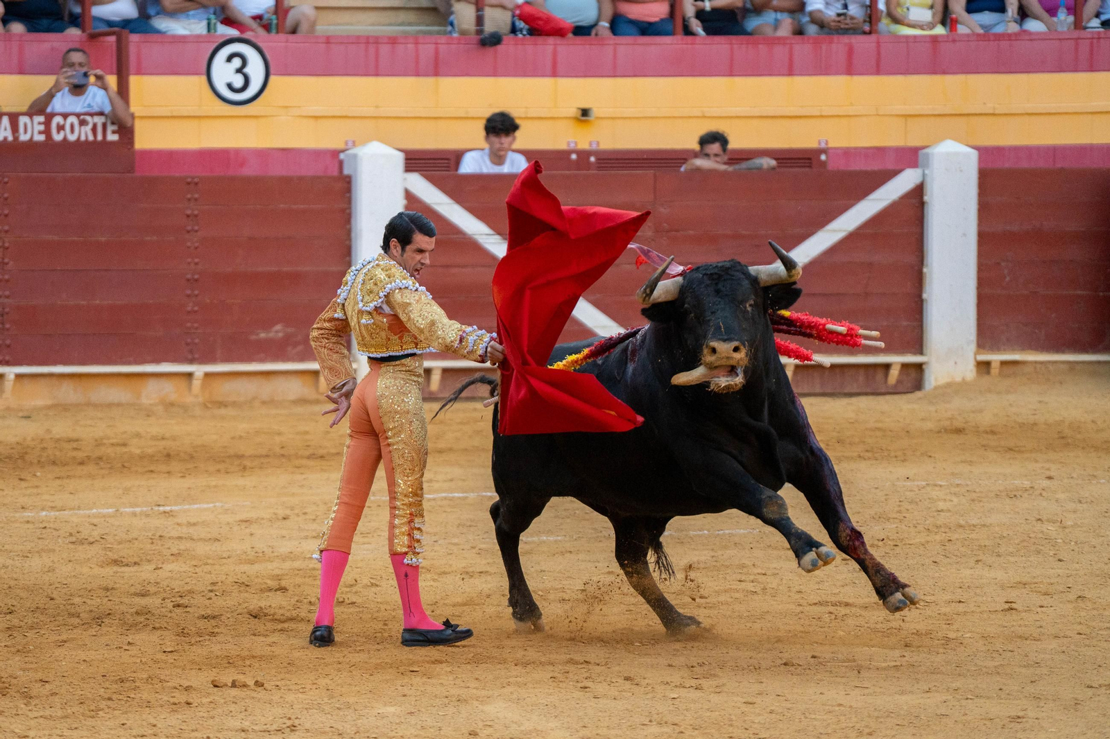 Tarde taurina en la plaza de toros de Roquetas de Mar
