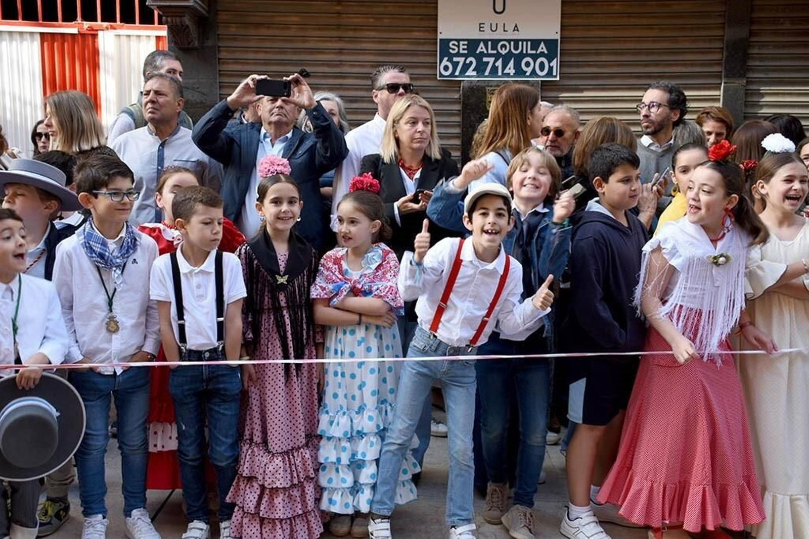 Imágenes de los peregrinos de la Hermandad de Emigrantes en su salida por las calles de Huelva