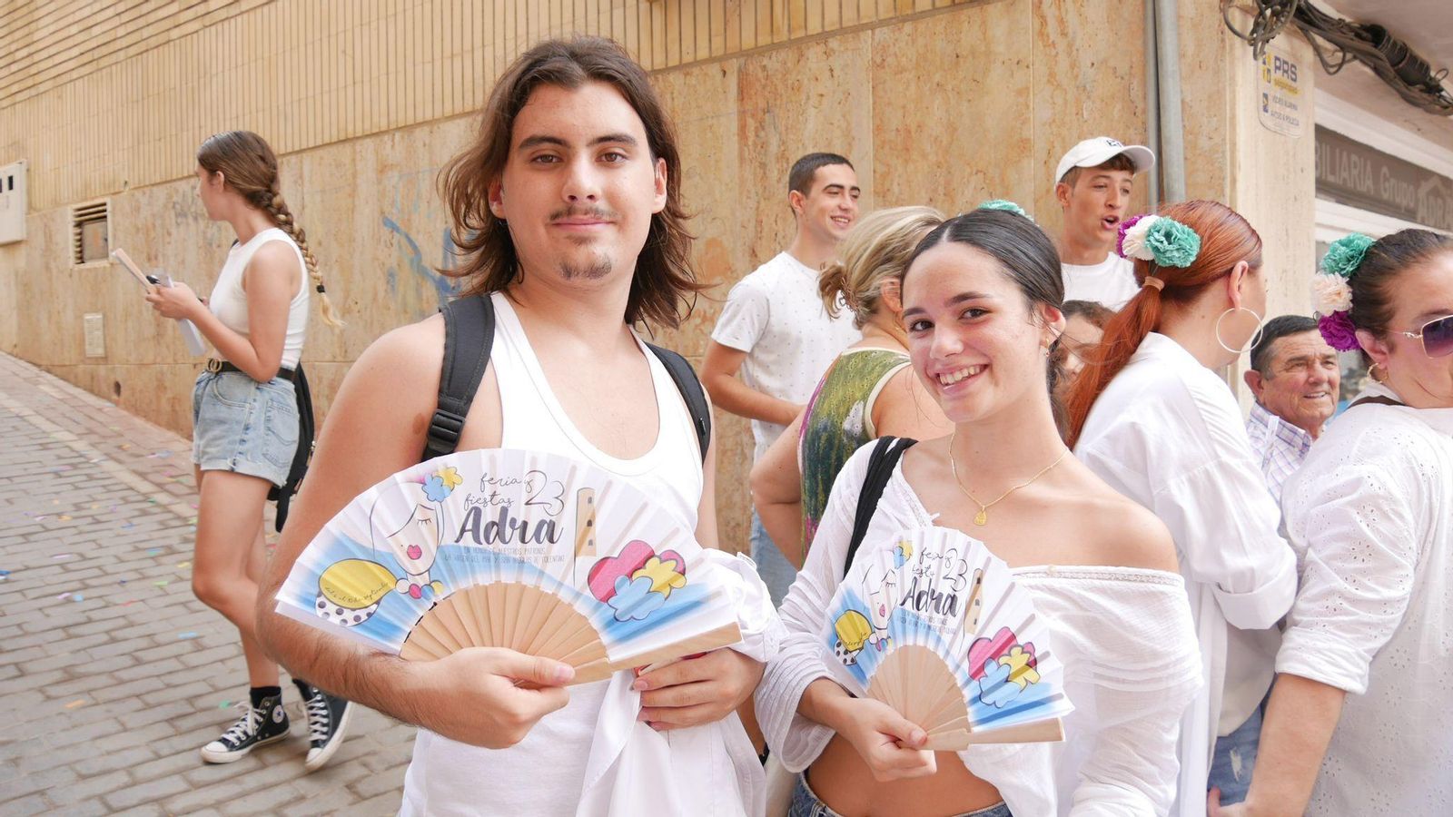 El tradicional reparto de abanicos de Feria, una cita ineludible para abderitanos y visitantes.