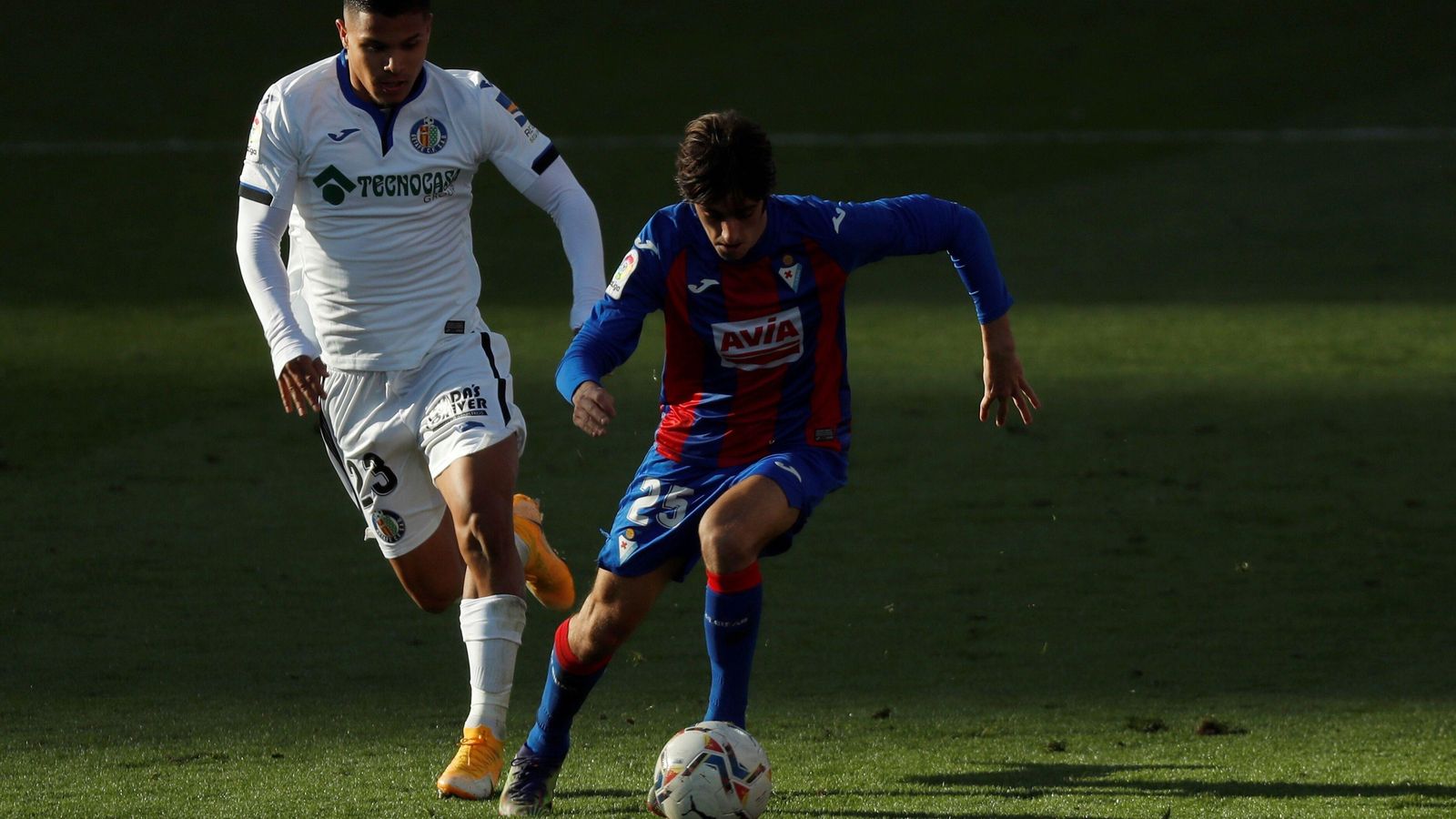 Bryan Gil conduce ante Cucho Hernández.