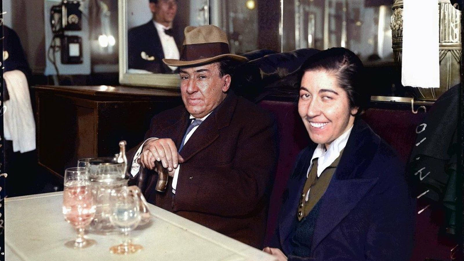Rosario del Olmo, junto a Antonio Machado, tras la entrevista que mantuvieron en 1934.