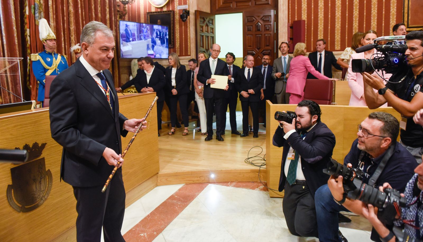 La investidura de José Luis Sanz como alcalde de Sevilla, en imágenes