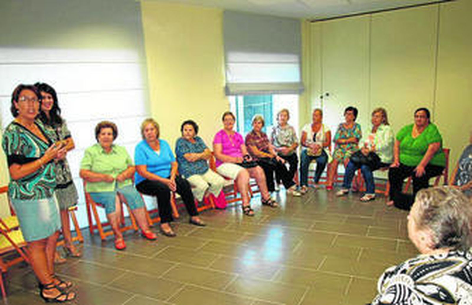 1. Taller de Abuelas Cuidadoras realizado en el Centro de Igualdad de Constantina. 2. Taller de habilidades parentales.  3. centro de El Rubio.  4. En El Castillo de las Guardas se habilitará una guardería. 5. Operarios durante los trabajos de construcción del centro de Osuna.