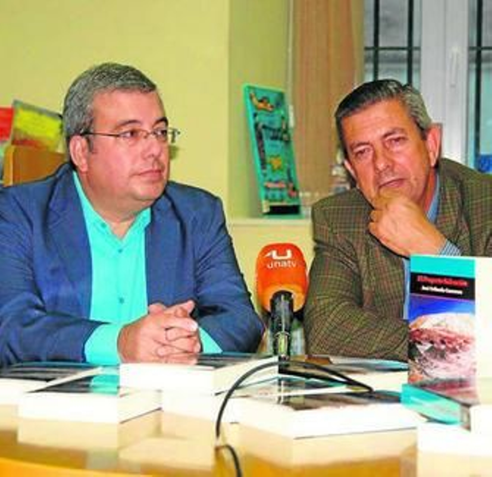 Orihuela y Melero durante la entrega de ejemplares.